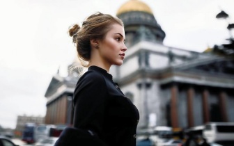 在没有人关注的地方默默努力，在众人瞩目的地方闪亮登场