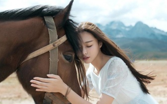 残红尚有三千树，不及初开一朵鲜