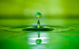 在没有人关注的地方默默努力，在众人瞩目的地方闪亮登场